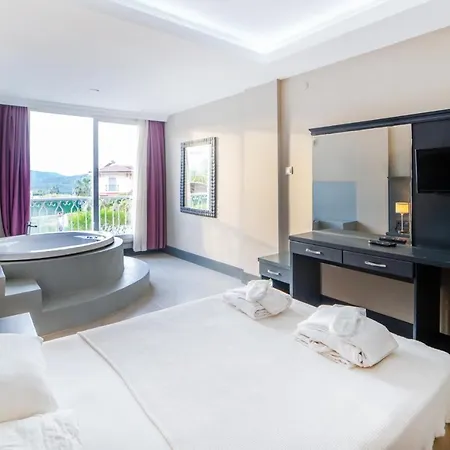 Apartamento Studio Flat With Jacuzzi In *